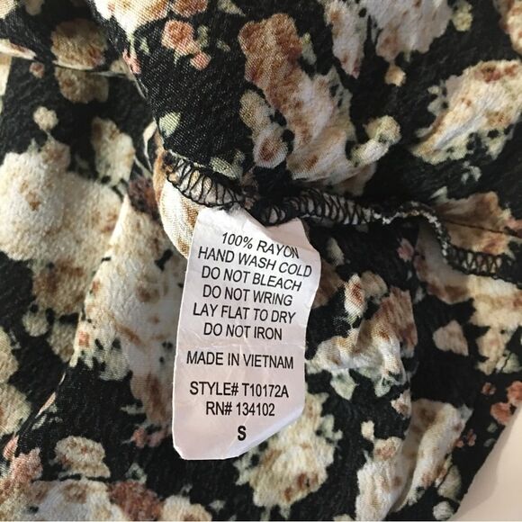 PacSun Black Floral V-Neck Semi-Cropped Top EUC Size S - Picture 6 of 10